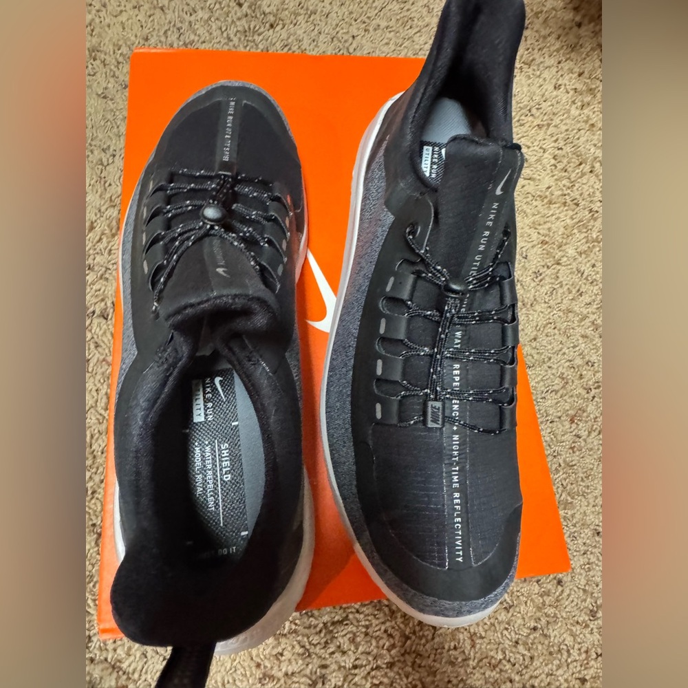 Nike women’s Black and Gray Athletic Shoes. NWT. 9.5